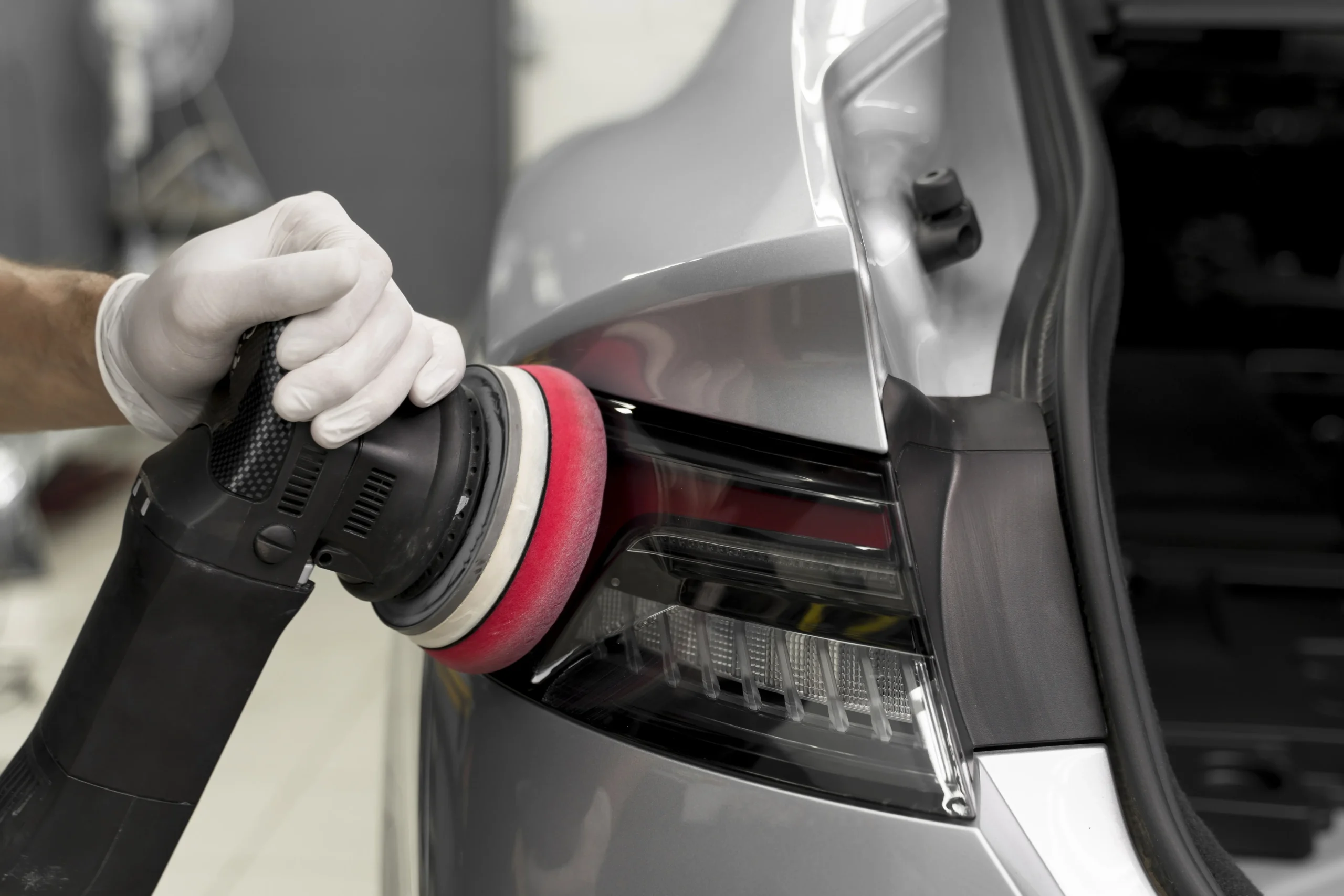 Lustrage et polissage des phares automobile